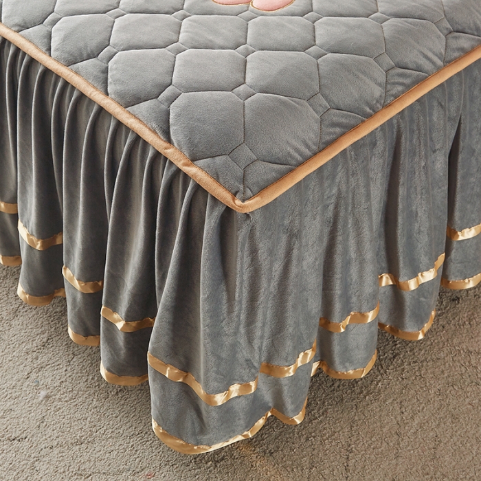 91家纺网 家纺一手货源 找家纺 屹成家纺 2024新款亲肤水晶绒夹棉床裙四件套-小熊款 银灰