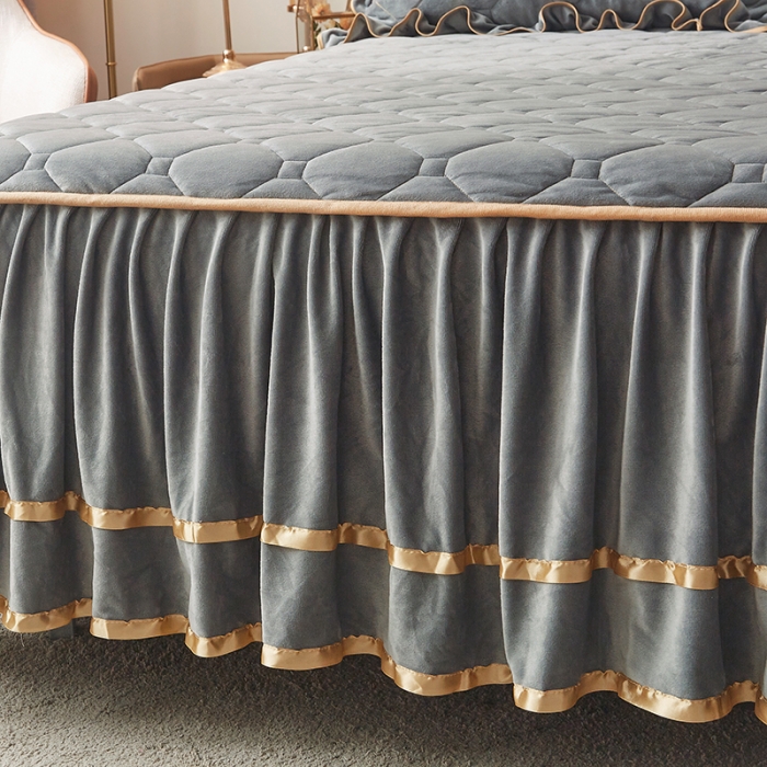 91家纺网 家纺一手货源 找家纺 屹成家纺 2024新款亲肤水晶绒夹棉床裙四件套-小熊款 银灰