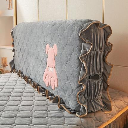 91家纺网 家纺一手货源 找家纺 屹成家纺 2024新款水晶绒床头罩-小熊款 银灰