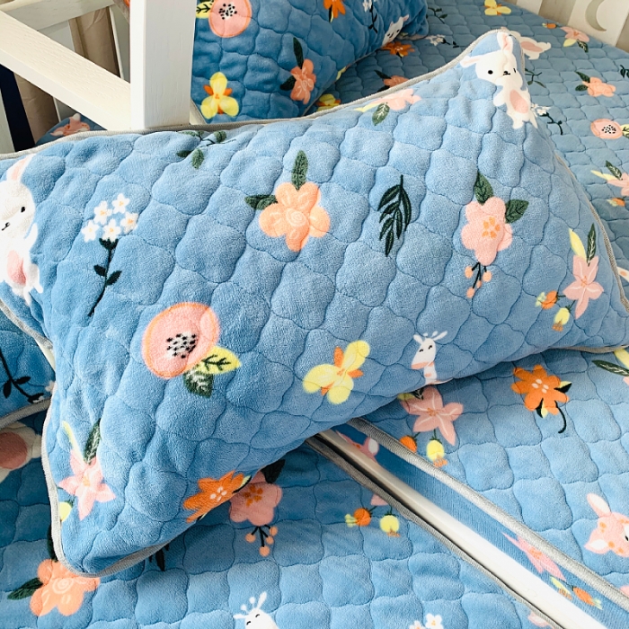 91家纺网 家纺一手货源 找家纺 小虾米 2022新款上下床牛奶绒夹棉床笠 温馨小鹿