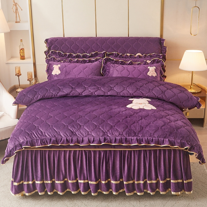 91家纺网 家纺一手货源 找家纺 屹成家纺 2024新款亲肤水晶绒夹棉床裙四件套-小熊款高贵紫