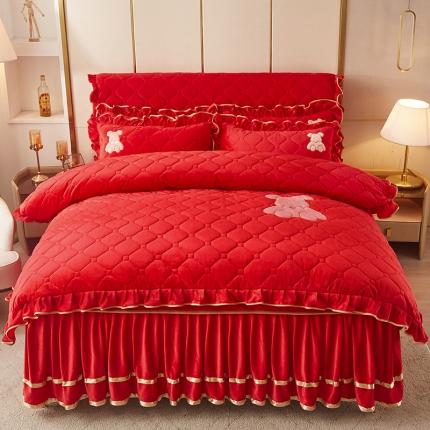 91家纺网 家纺一手货源 找家纺 屹成家纺 2024新款亲肤水晶绒夹棉床裙四件套-小熊款典雅红