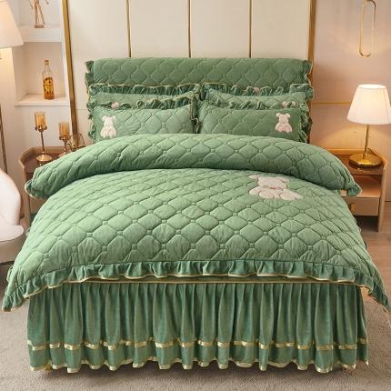 91家纺网 家纺一手货源 找家纺 屹成家纺 2024新款亲肤水晶绒夹棉床裙四件套-小熊款橄榄緑