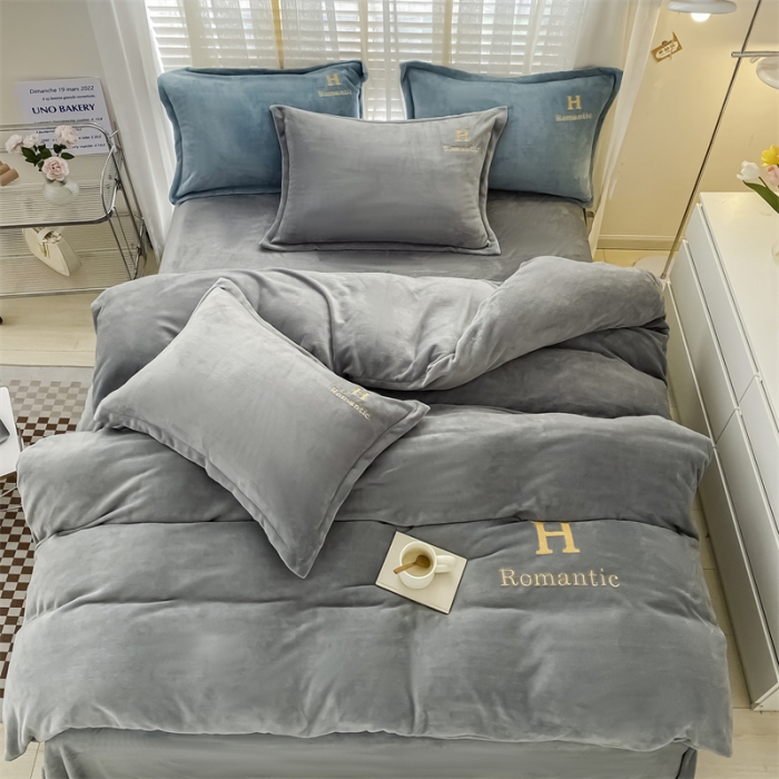 91家纺网 家纺一手货源 找家纺 爱洛 2022新款200克7.5斤纯色刺绣花牛奶绒四件套 牛奶绒-高级灰