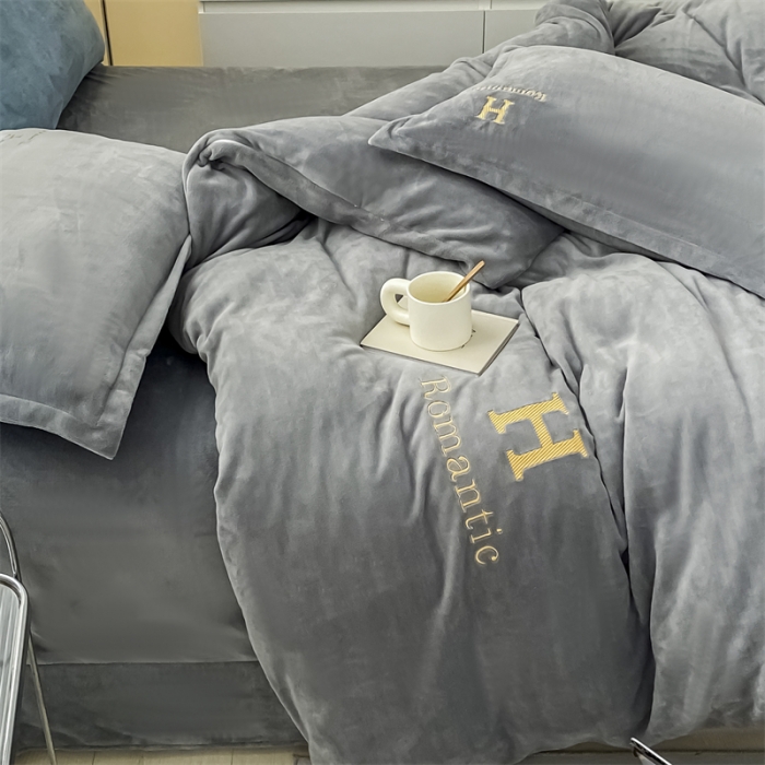 91家纺网 家纺一手货源 找家纺 爱洛 2022新款200克7.5斤纯色刺绣花牛奶绒四件套 牛奶绒-高级灰