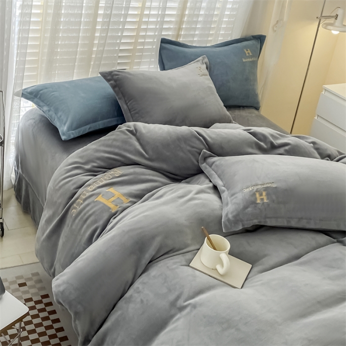 91家纺网 家纺一手货源 找家纺 爱洛 2022新款200克7.5斤纯色刺绣花牛奶绒四件套 牛奶绒-高级灰