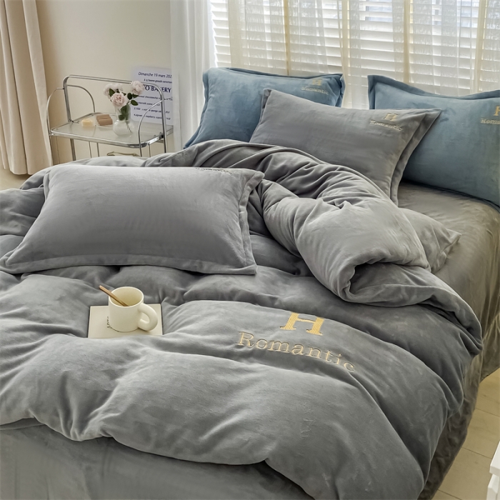 91家纺网 家纺一手货源 找家纺 爱洛 2022新款200克7.5斤纯色刺绣花牛奶绒四件套 牛奶绒-高级灰