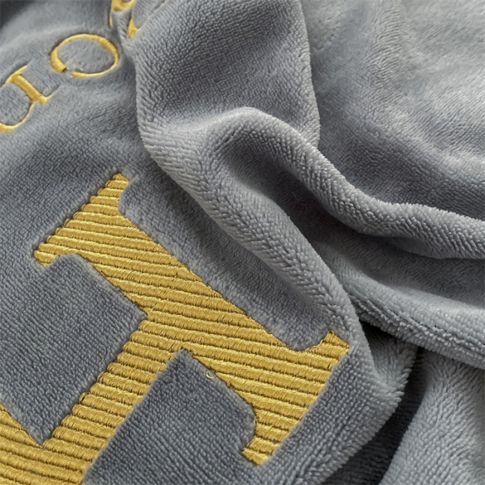 91家纺网 家纺一手货源 找家纺 爱洛 2022新款200克7.5斤纯色刺绣花牛奶绒四件套 牛奶绒-高级灰