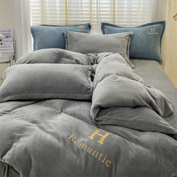 91家纺网 家纺一手货源 找家纺 爱洛 2022新款200克7.5斤纯色刺绣花牛奶绒四件套 牛奶绒-高级灰