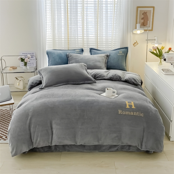 91家纺网 家纺一手货源 找家纺 爱洛 2022新款200克7.5斤纯色刺绣花牛奶绒四件套 牛奶绒-高级灰