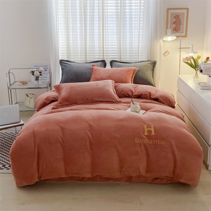 91家纺网 家纺一手货源 找家纺 爱洛 2022新款200克7.5斤纯色刺绣花牛奶绒四件套 牛奶绒-活力橙