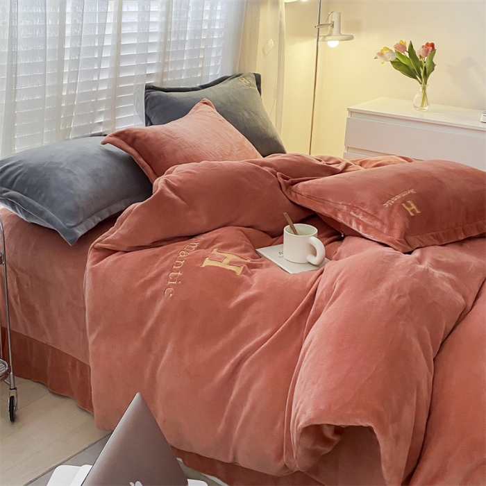 91家纺网 家纺一手货源 找家纺 爱洛 2022新款200克7.5斤纯色刺绣花牛奶绒四件套 牛奶绒-活力橙