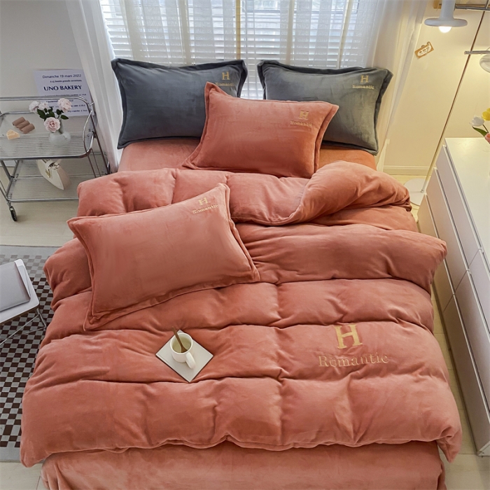 91家纺网 家纺一手货源 找家纺 爱洛 2022新款200克7.5斤纯色刺绣花牛奶绒四件套 牛奶绒-活力橙