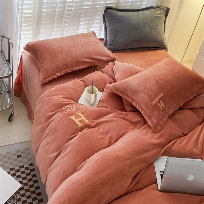 91家纺网 家纺一手货源 找家纺 爱洛 2022新款200克7.5斤纯色刺绣花牛奶绒四件套 牛奶绒-活力橙