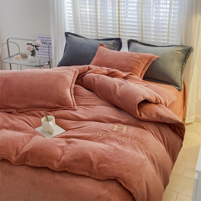 91家纺网 家纺一手货源 找家纺 爱洛 2022新款200克7.5斤纯色刺绣花牛奶绒四件套 牛奶绒-活力橙