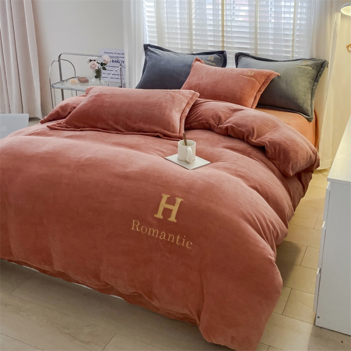 91家纺网 家纺一手货源 找家纺 爱洛 2022新款200克7.5斤纯色刺绣花牛奶绒四件套 牛奶绒-活力橙