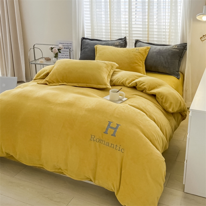 91家纺网 家纺一手货源 找家纺 爱洛 2022新款200克7.5斤纯色刺绣花牛奶绒四件套 牛奶绒-柠檬黄