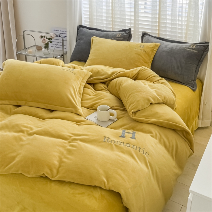 91家纺网 家纺一手货源 找家纺 爱洛 2022新款200克7.5斤纯色刺绣花牛奶绒四件套 牛奶绒-柠檬黄