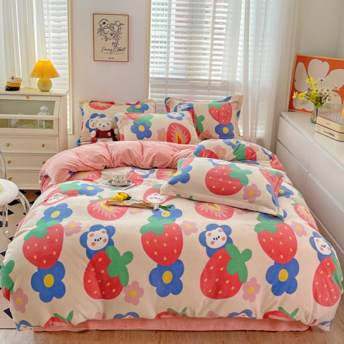 91家纺网 家纺一手货源 找家纺 佰亿莱 2024新款高克重印花牛奶绒四件套 草莓熊