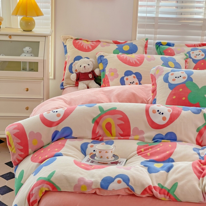 91家纺网 家纺一手货源 找家纺 佰亿莱 2024新款高克重印花牛奶绒四件套 草莓熊