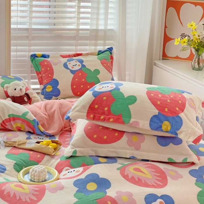 91家纺网 家纺一手货源 找家纺 佰亿莱 2024新款高克重印花牛奶绒四件套 草莓熊