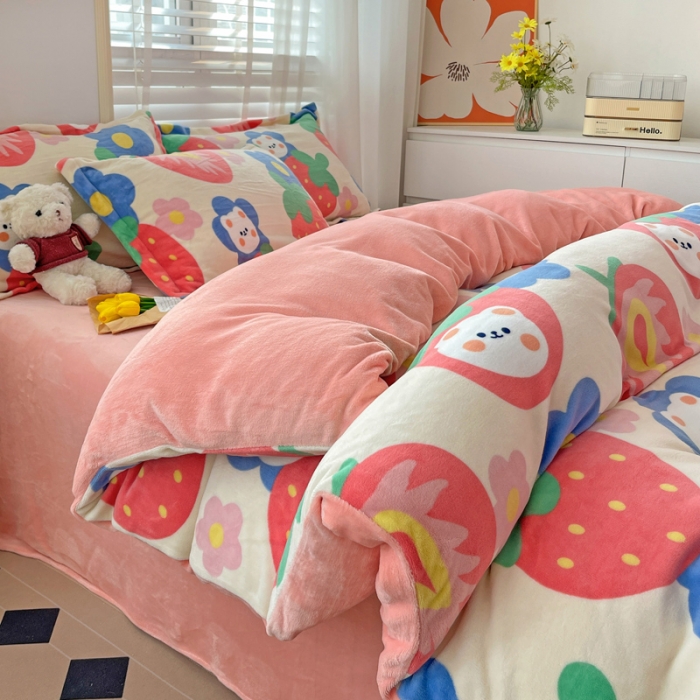 91家纺网 家纺一手货源 找家纺 佰亿莱 2024新款高克重印花牛奶绒四件套 草莓熊