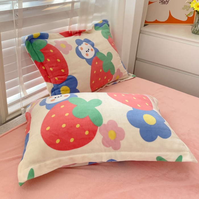 91家纺网 家纺一手货源 找家纺 佰亿莱 2024新款高克重印花牛奶绒四件套 草莓熊