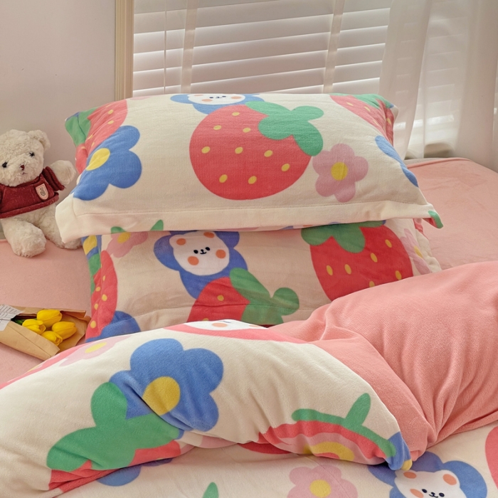 91家纺网 家纺一手货源 找家纺 佰亿莱 2024新款高克重印花牛奶绒四件套 草莓熊