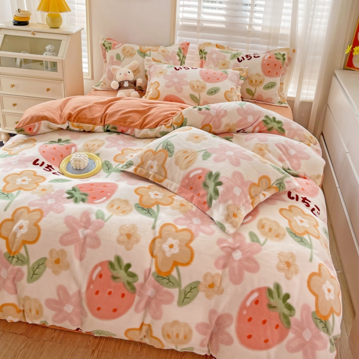 91家纺网 家纺一手货源 找家纺 佰亿莱 2024新款高克重印花牛奶绒四件套 草莓乐园