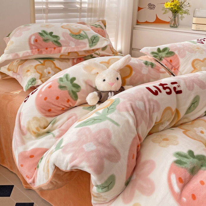 91家纺网 家纺一手货源 找家纺 佰亿莱 2024新款高克重印花牛奶绒四件套 草莓乐园