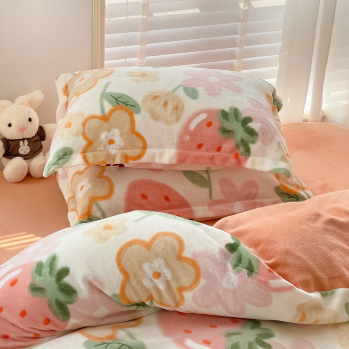 91家纺网 家纺一手货源 找家纺 佰亿莱 2024新款高克重印花牛奶绒四件套 草莓乐园