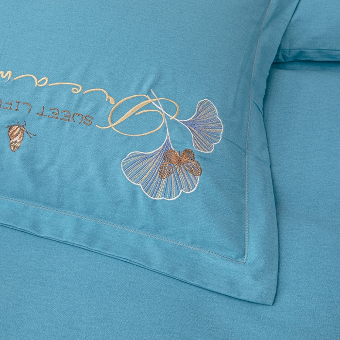 91家纺网 家纺一手货源 找家纺 纽缦 2022新款纯棉加厚纯色绣花款床裙四件套 锦园春孔雀蓝