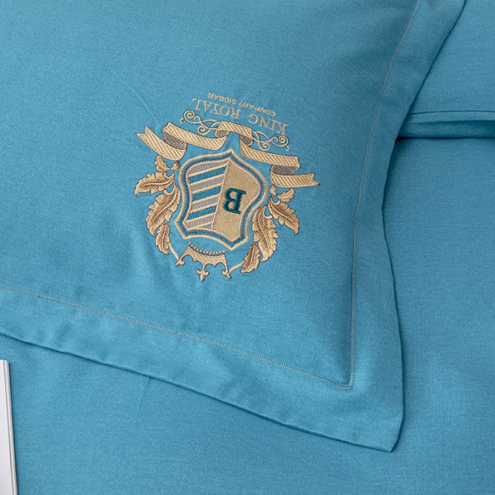 91家纺网 家纺一手货源 找家纺 纽缦 2022新款纯棉加厚纯色绣花款床裙四件套 满朝欢孔雀蓝