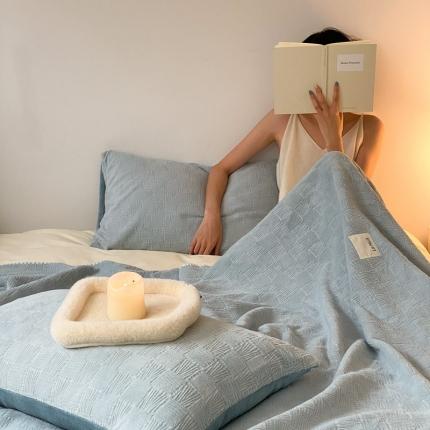 91家纺网 家纺一手货源 找家纺 桃喜 2022新款牛奶绒提花毛毯 静谧蓝