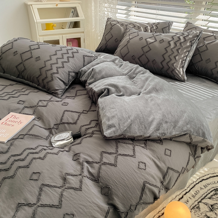 91家纺网 家纺一手货源 找家纺 琪格格纺织 2023新款韩式水洗棉剪花+牛奶绒四件套 洛克灰