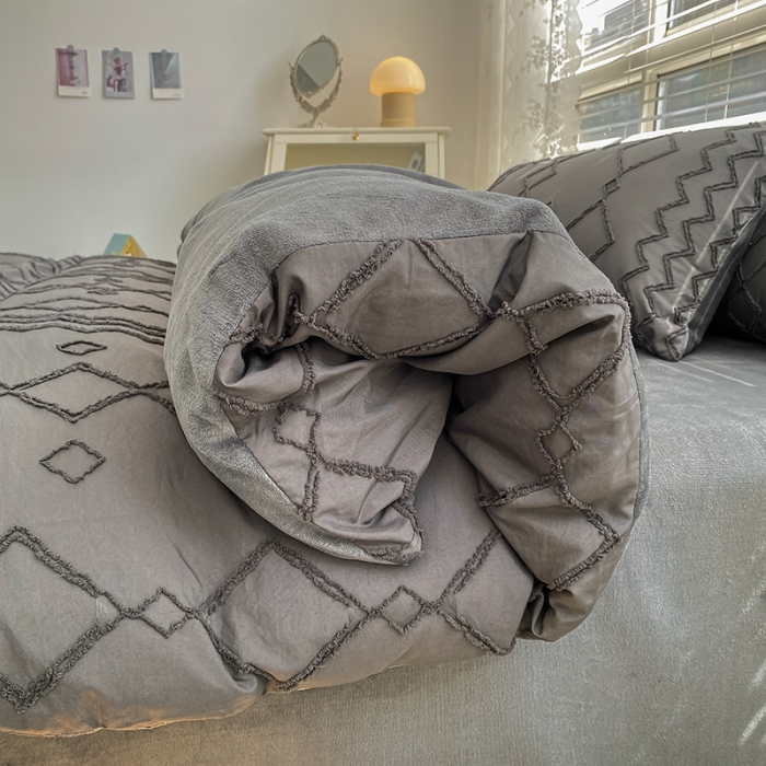 91家纺网 家纺一手货源 找家纺 琪格格纺织 2023新款韩式水洗棉剪花+牛奶绒四件套 洛克灰