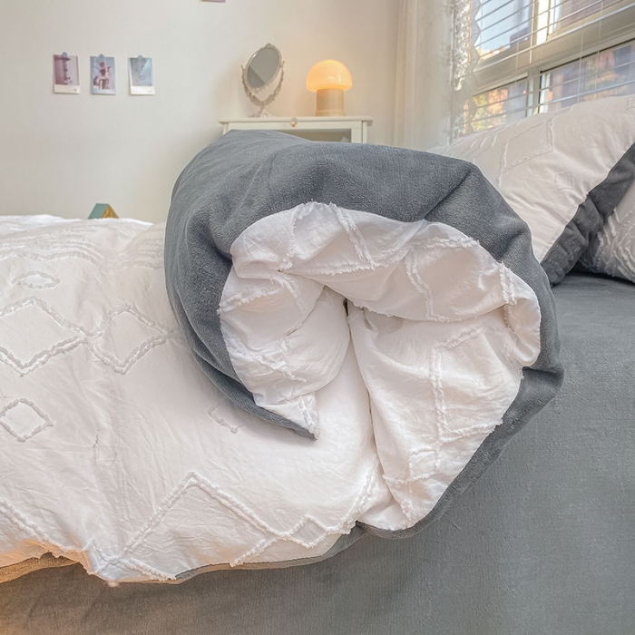 91家纺网 家纺一手货源 找家纺 琪格格纺织 2023新款韩式水洗棉剪花+牛奶绒四件套 洛克白