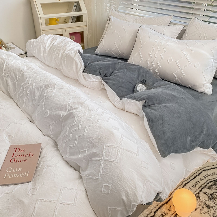 91家纺网 家纺一手货源 找家纺 琪格格纺织 2023新款韩式水洗棉剪花+牛奶绒四件套 洛克白