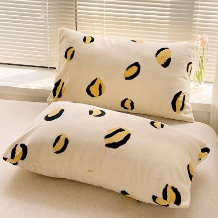 91家纺网 家纺一手货源 找家纺 捌月 2024冬季新款印花牛奶绒-枕套48x74cm一个奶糕