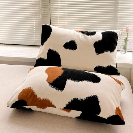 91家纺网 家纺一手货源 找家纺 （总）捌月 2024新款印花牛奶绒-枕套48x74cm一个