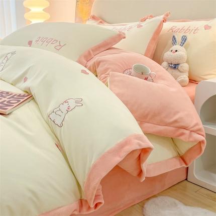 91家纺网 家纺一手货源 找家纺 眠帛家居 2022新款水洗棉拼牛奶绒绣花四件套 可爱兔-奶油白