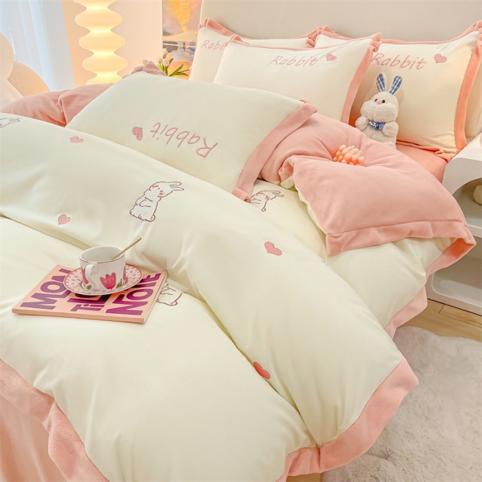 91家纺网 家纺一手货源 找家纺 眠帛家居 2022新款水洗棉拼牛奶绒绣花四件套 可爱兔-奶油白