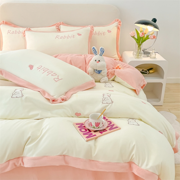 91家纺网 家纺一手货源 找家纺 眠帛家居 2022新款水洗棉拼牛奶绒绣花四件套 可爱兔-奶油白