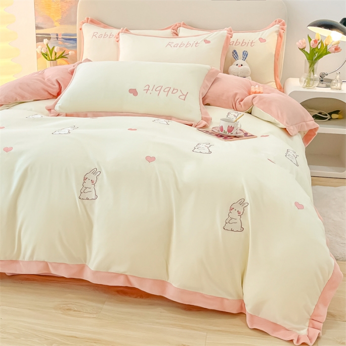 91家纺网 家纺一手货源 找家纺 眠帛家居 2022新款水洗棉拼牛奶绒绣花四件套 可爱兔-奶油白