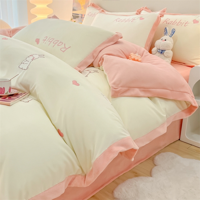 91家纺网 家纺一手货源 找家纺 眠帛家居 2022新款水洗棉拼牛奶绒绣花四件套 可爱兔-奶油白