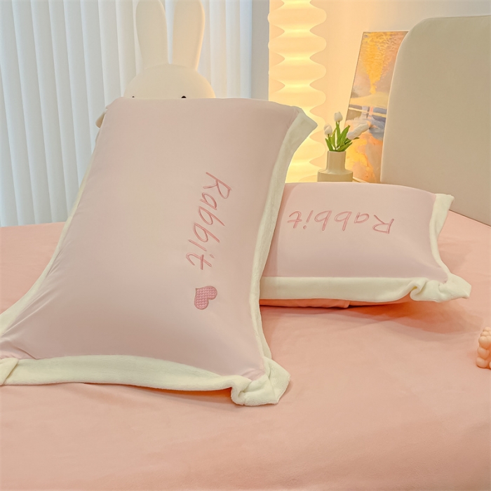 91家纺网 家纺一手货源 找家纺 眠帛家居 2022新款水洗棉拼牛奶绒绣花四件套 可爱兔-奶油粉