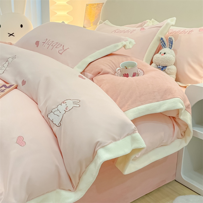 91家纺网 家纺一手货源 找家纺 眠帛家居 2022新款水洗棉拼牛奶绒绣花四件套 可爱兔-奶油粉