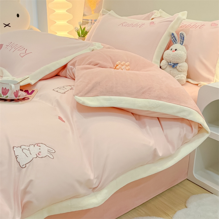 91家纺网 家纺一手货源 找家纺 眠帛家居 2022新款水洗棉拼牛奶绒绣花四件套 可爱兔-奶油粉