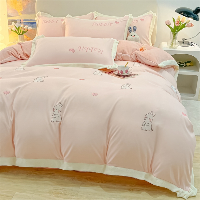 91家纺网 家纺一手货源 找家纺 眠帛家居 2022新款水洗棉拼牛奶绒绣花四件套 可爱兔-奶油粉