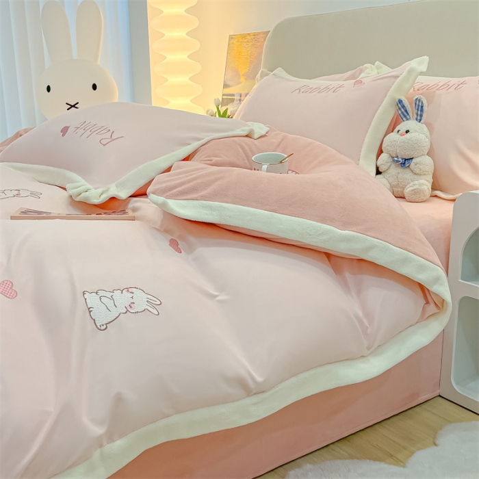 91家纺网 家纺一手货源 找家纺 眠帛家居 2022新款水洗棉拼牛奶绒绣花四件套 可爱兔-奶油粉